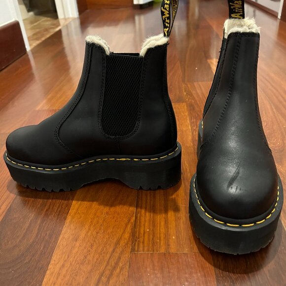 DR MARTENS.2976 Faux Fur Lined Platform Chelsea Boots in Black